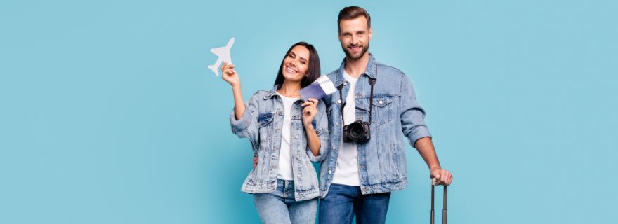 Pareja feliz con billetes de avión