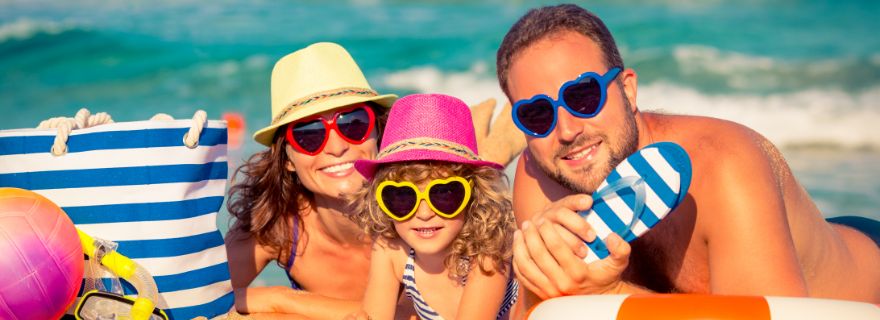 Familia feliz en la playa