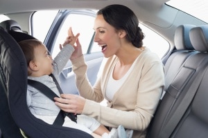 Más de la mitad de los padres ponen en peligro a sus hijos en el coche